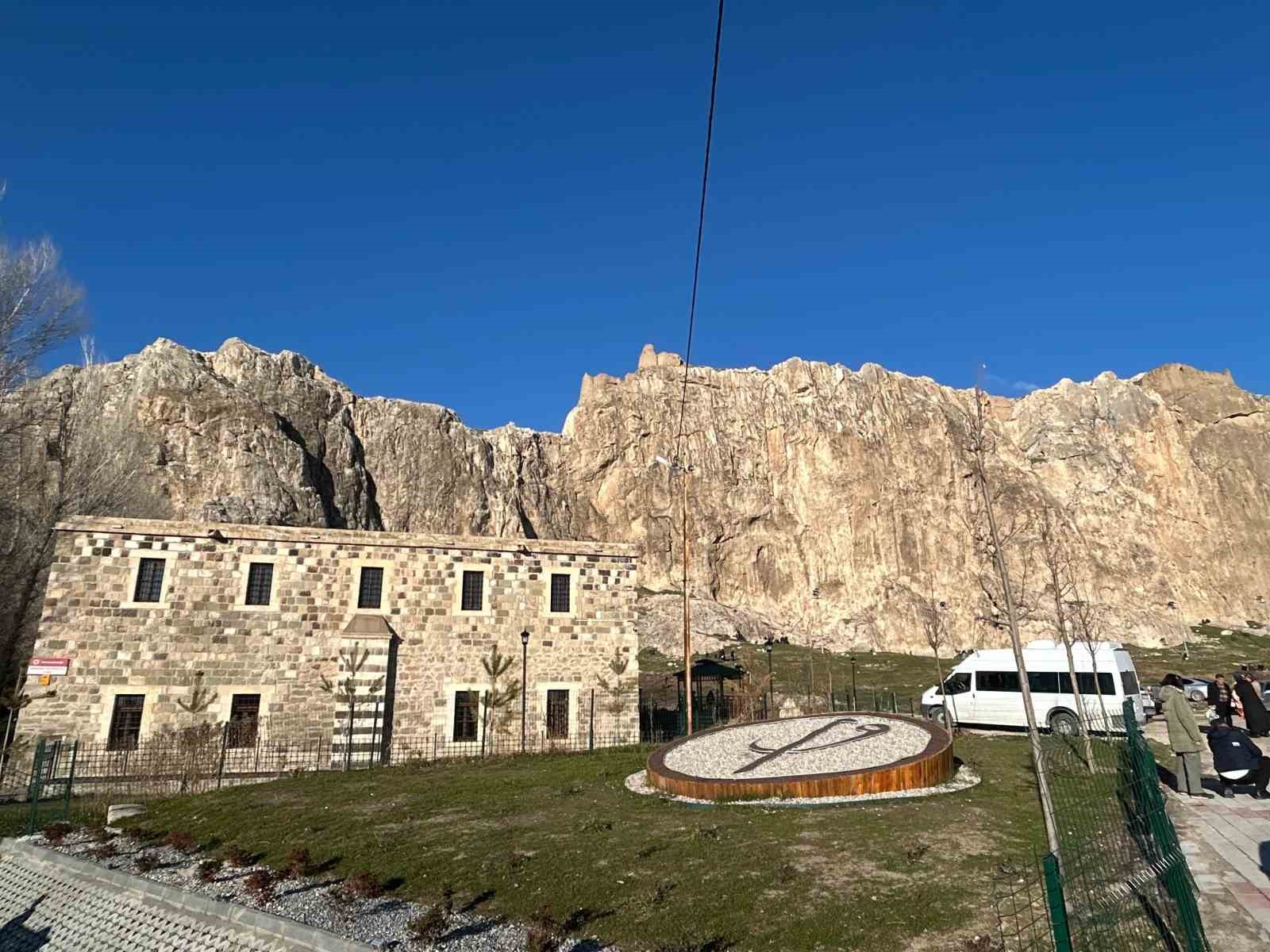 Van’da Ramazan öncesi manevi atmosfer tarihi camide yaşanıyor
