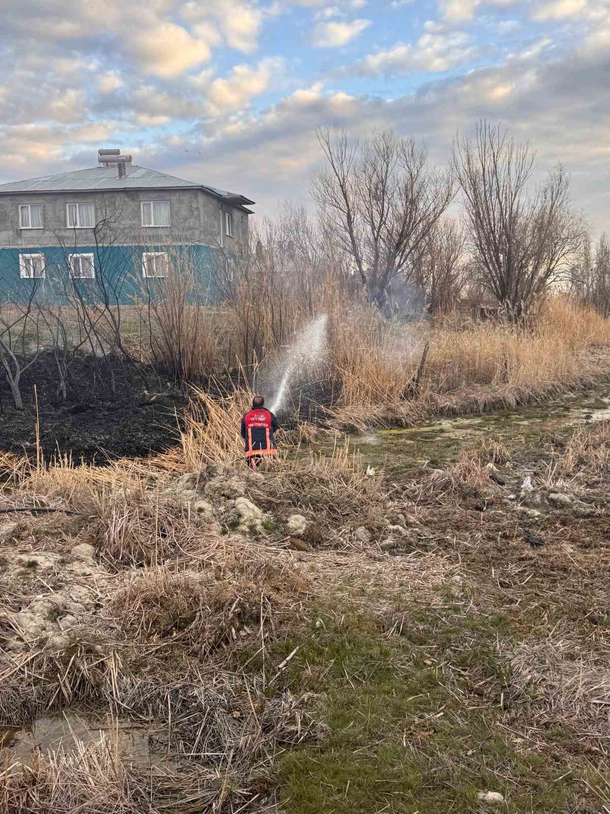 Van’da sazlık alanda yangın
