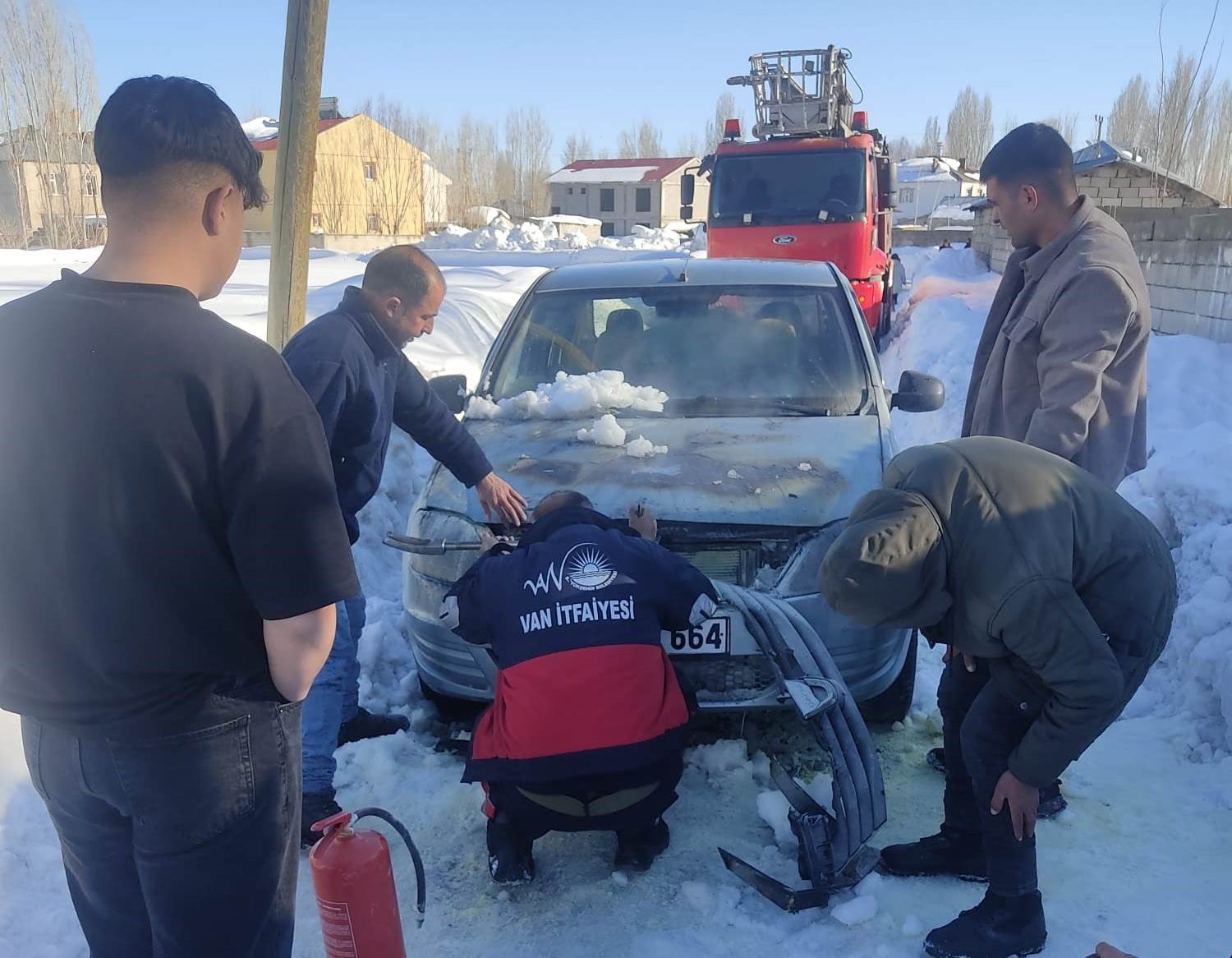 Van’da seyir halindeki otomobil yandı
