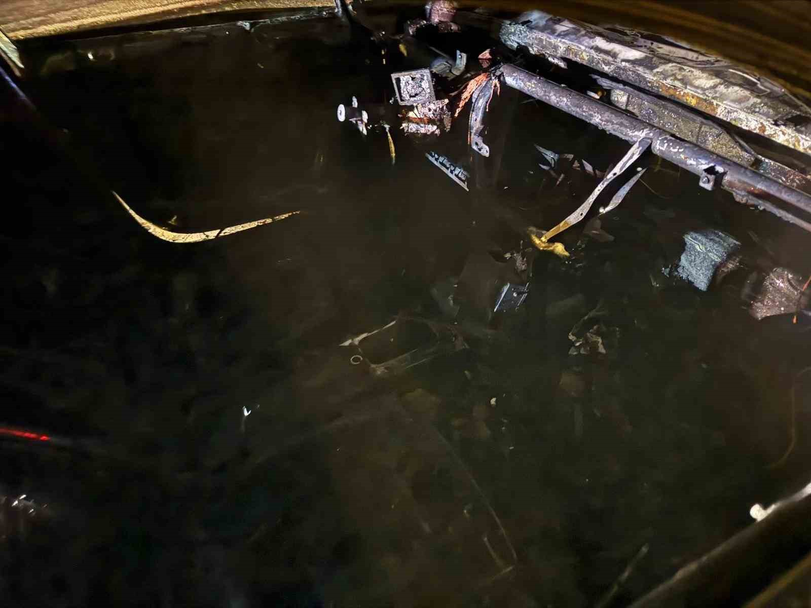 Van’da seyir halindeki otomobil yandı
