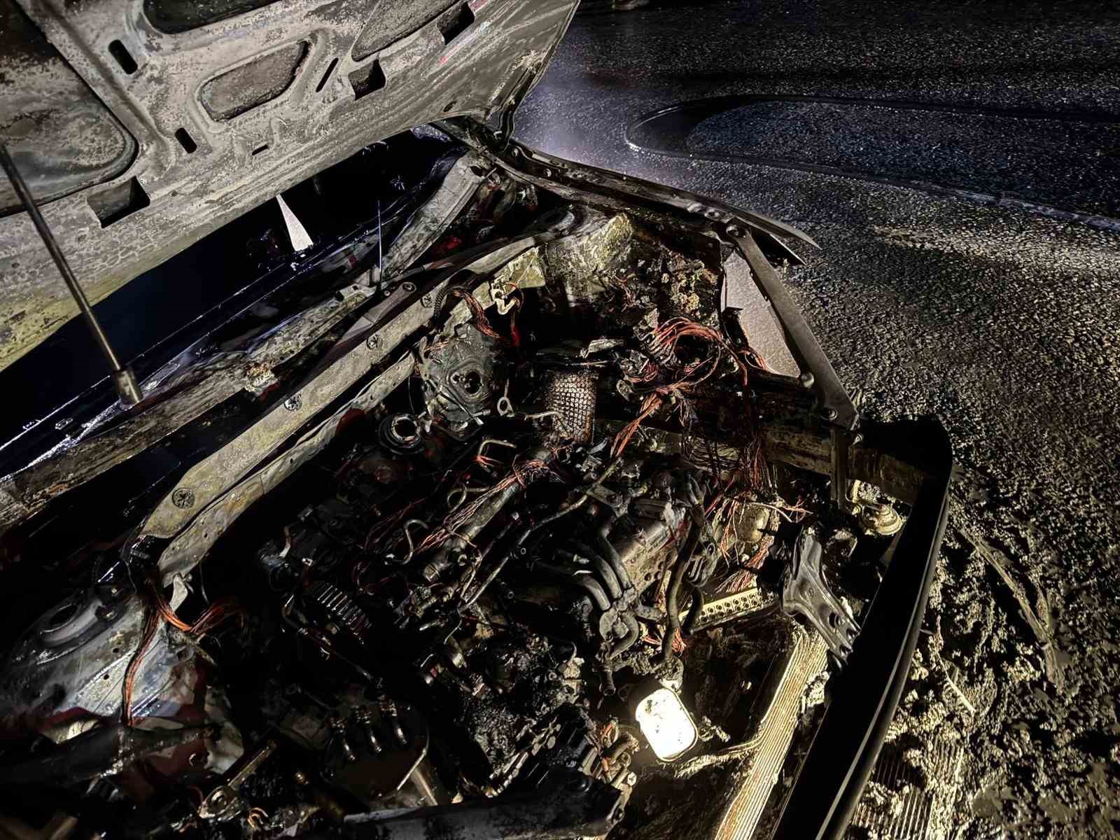 Van’da seyir halindeki otomobil yandı
