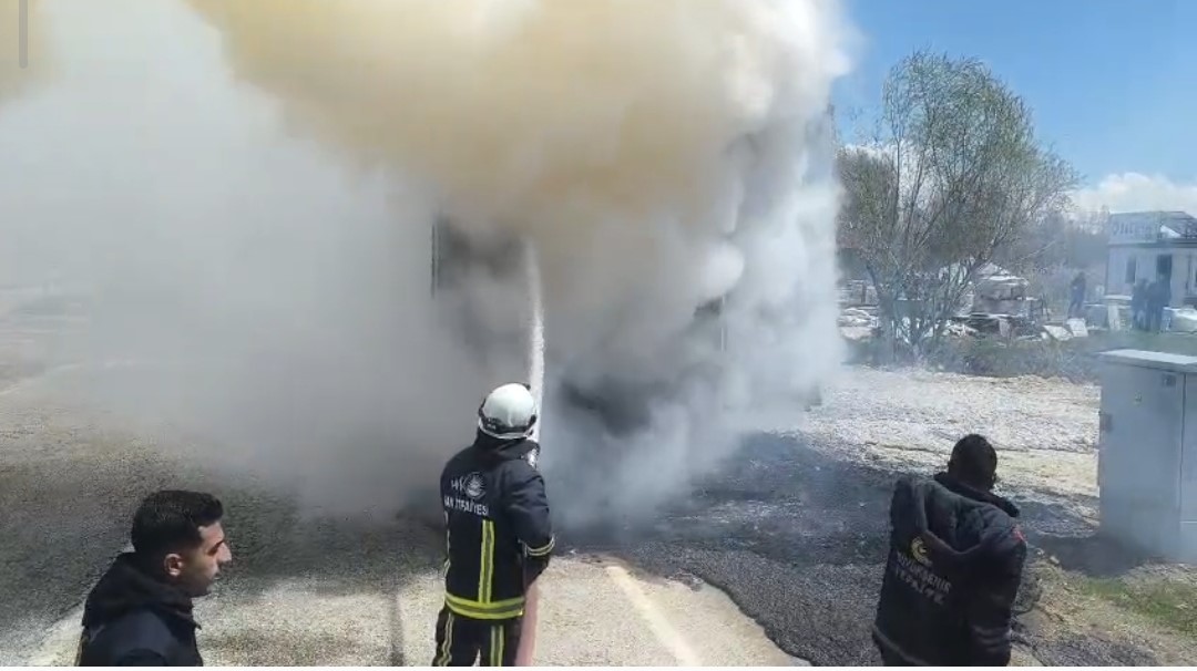 Van’da seyir halindeki tırın dorsesi yandı
