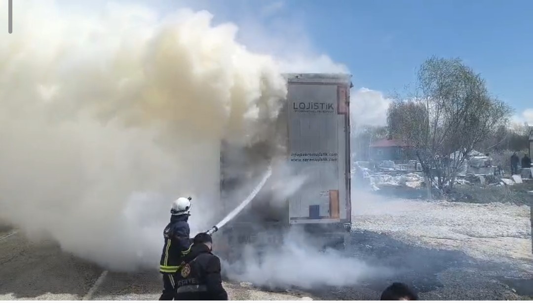 Van’da seyir halindeki tırın dorsesi yandı

