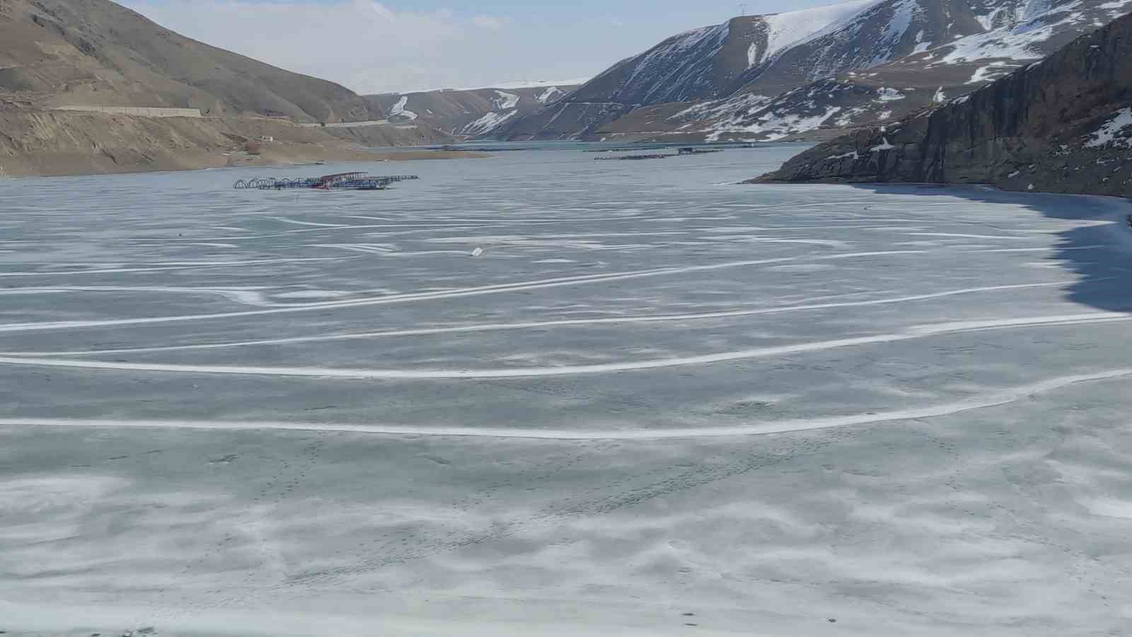 Van’da Sibirya soğukları: Dev barajlar buz tuttu
