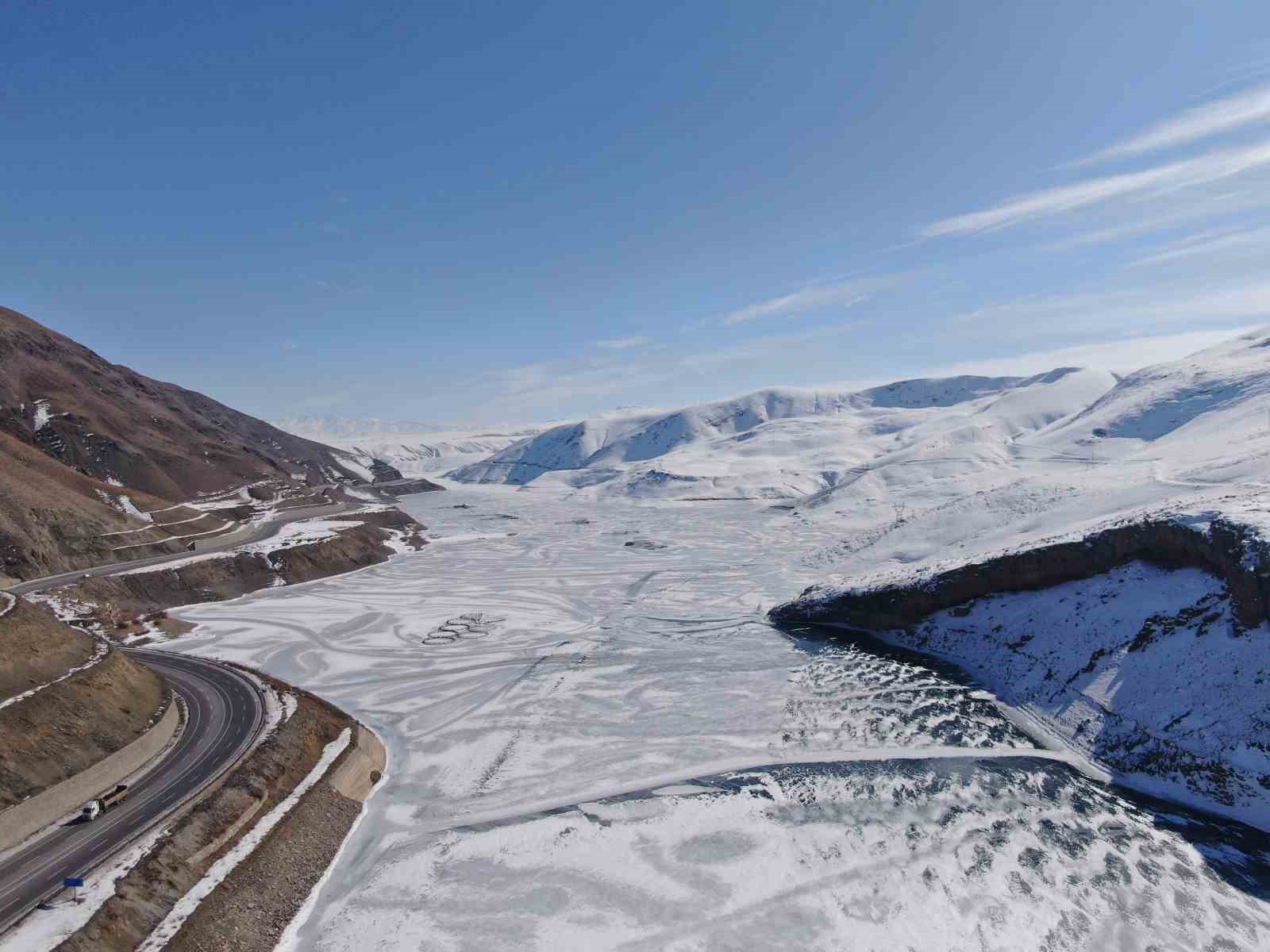 Van’da Sibirya soğukları: Dev barajlar buz tuttu
