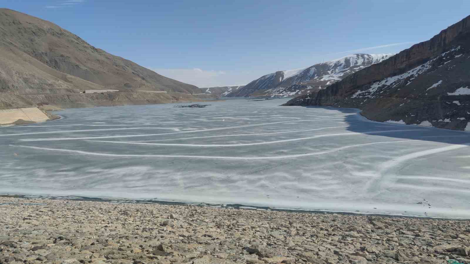 Van’da Sibirya soğukları: Dev barajlar buz tuttu
