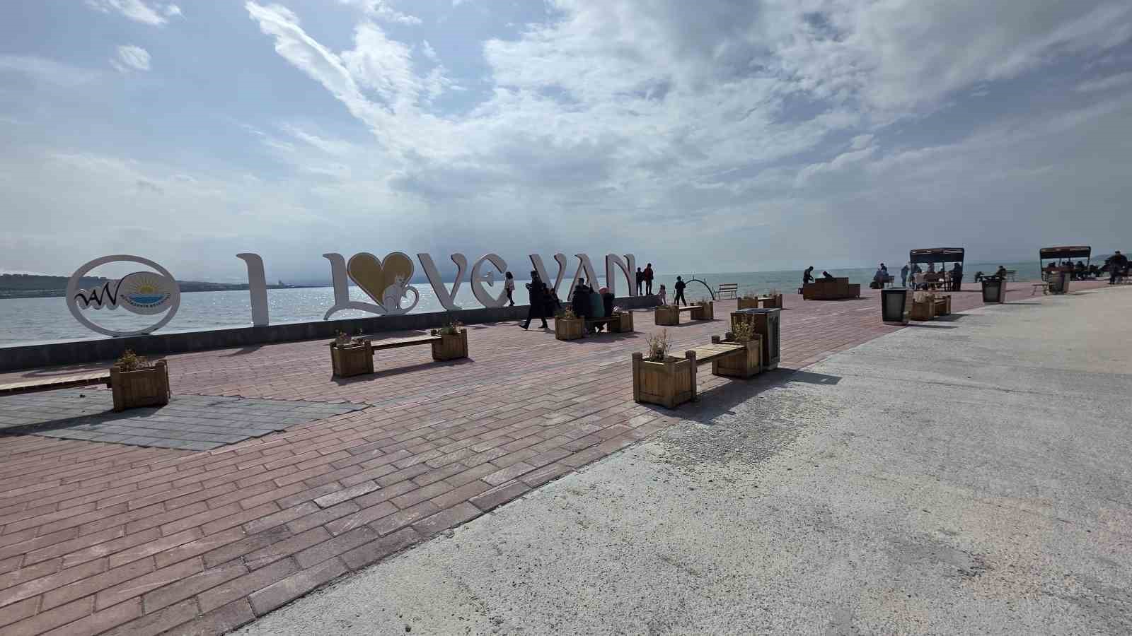 Van’da sıcak havayı fırsat bilen vatandaşlar sahile akın etti
