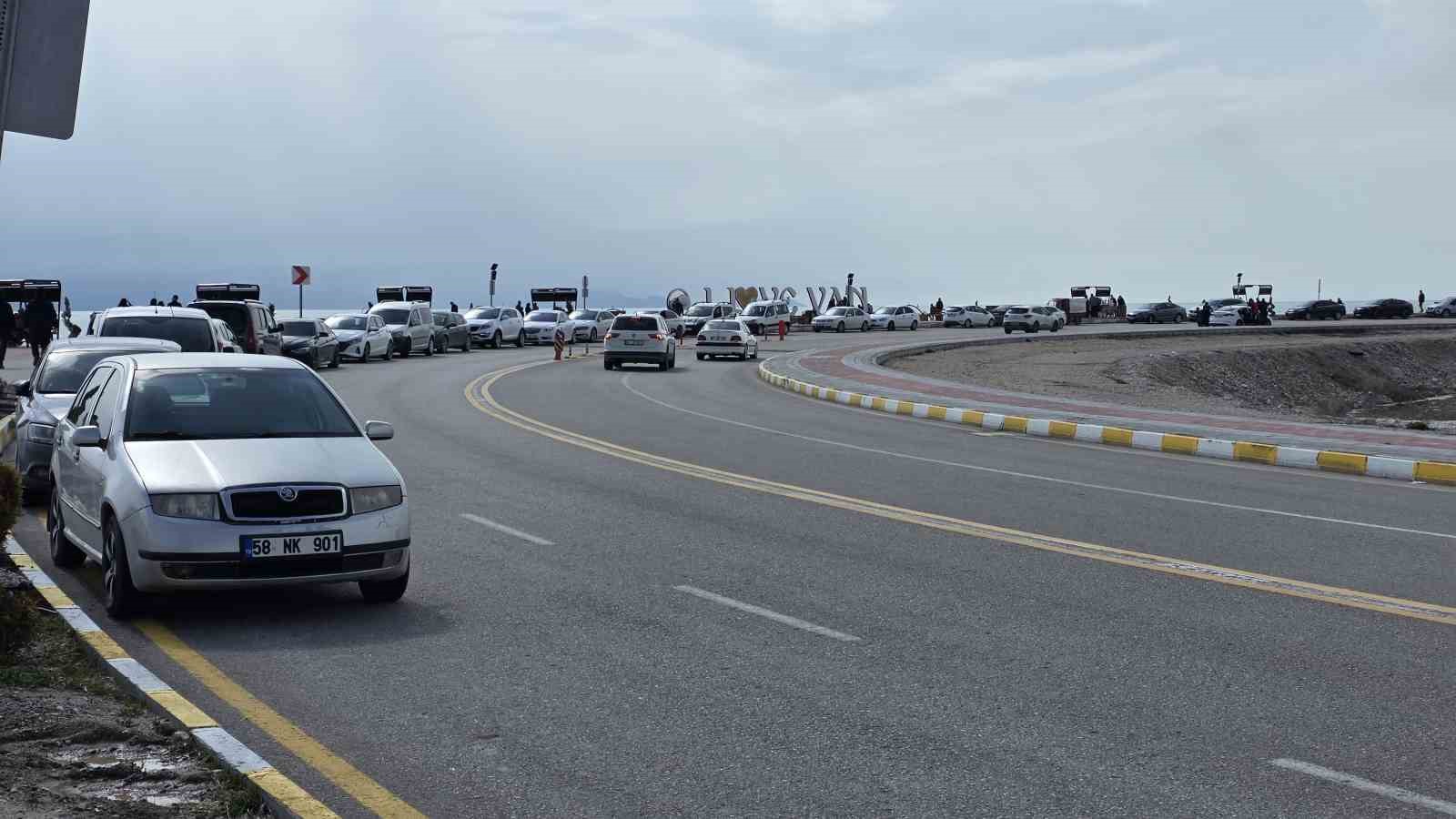 Van’da sıcak havayı fırsat bilen vatandaşlar sahile akın etti
