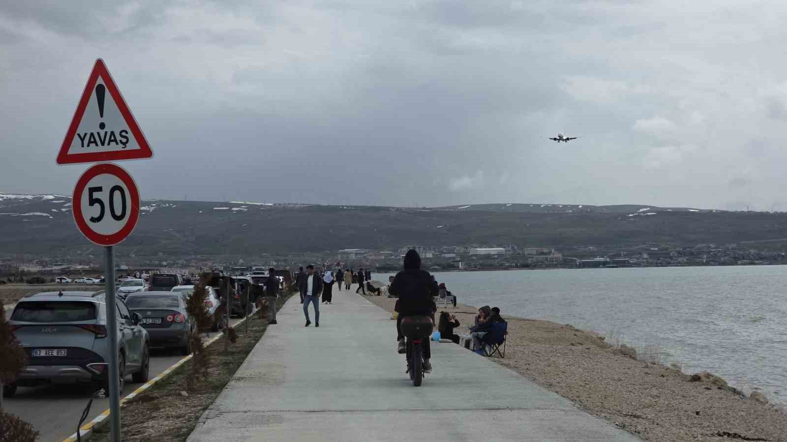 Van’da sıcak havayı fırsat bilen vatandaşlar sahile akın etti
