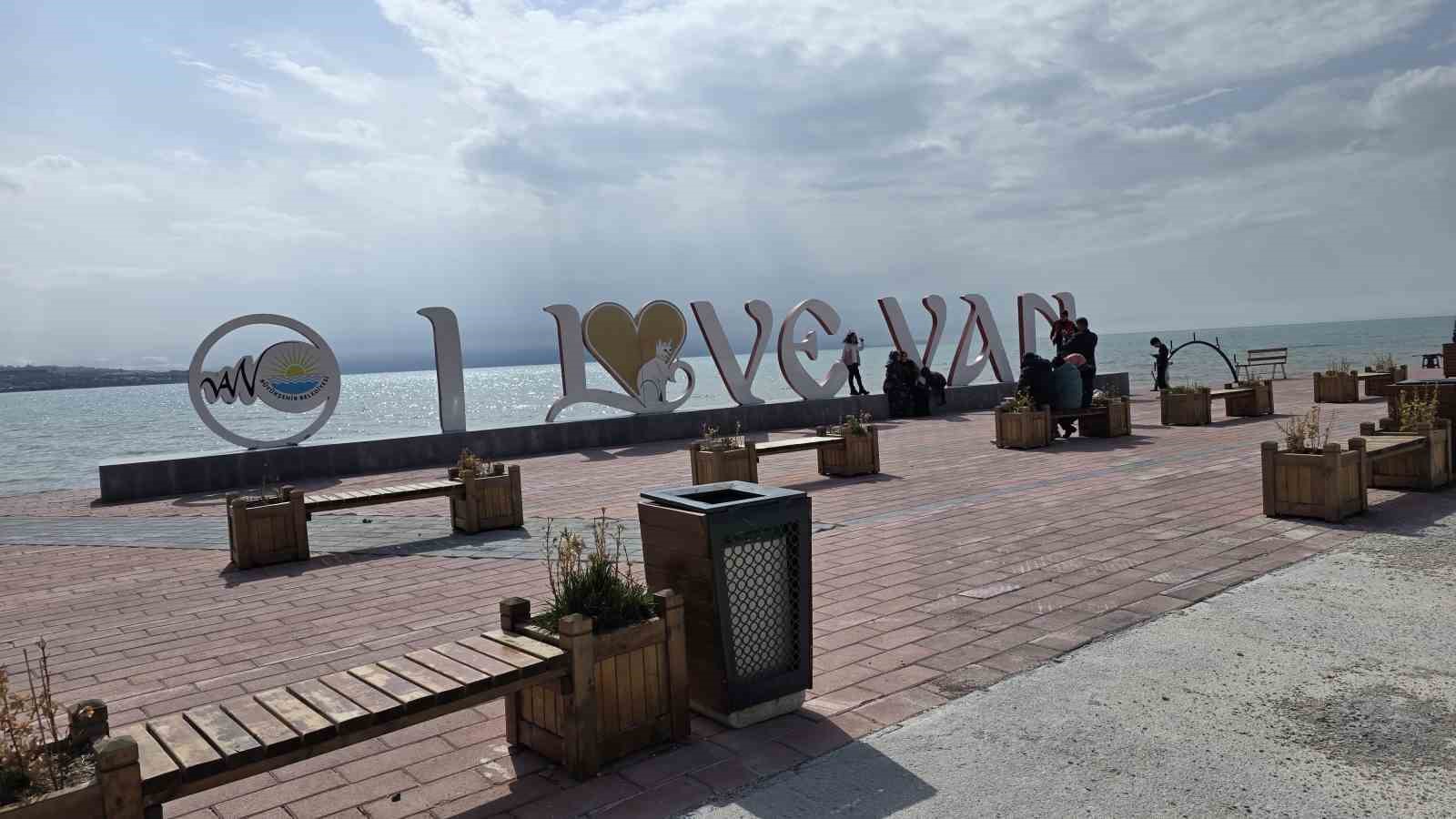 Van’da sıcak havayı fırsat bilen vatandaşlar sahile akın etti
