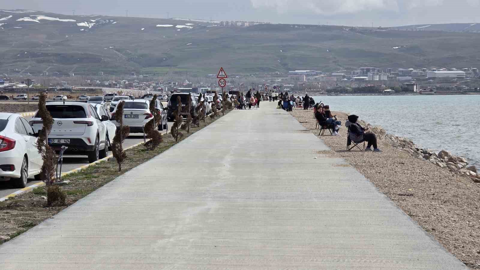 Van’da sıcak havayı fırsat bilen vatandaşlar sahile akın etti
