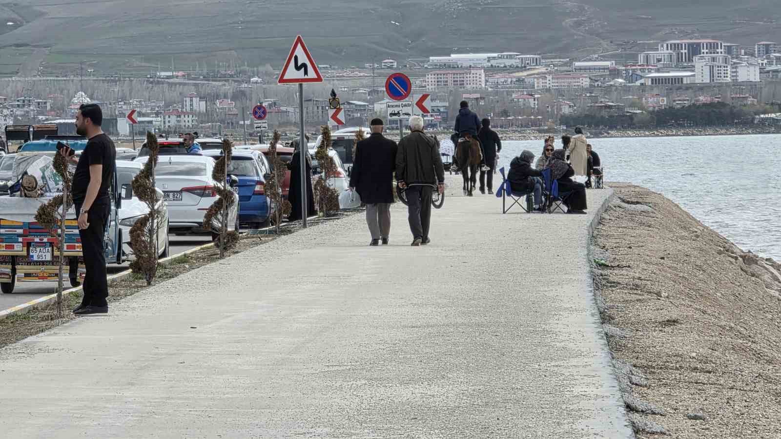 Van’da sıcak havayı fırsat bilen vatandaşlar sahile akın etti
