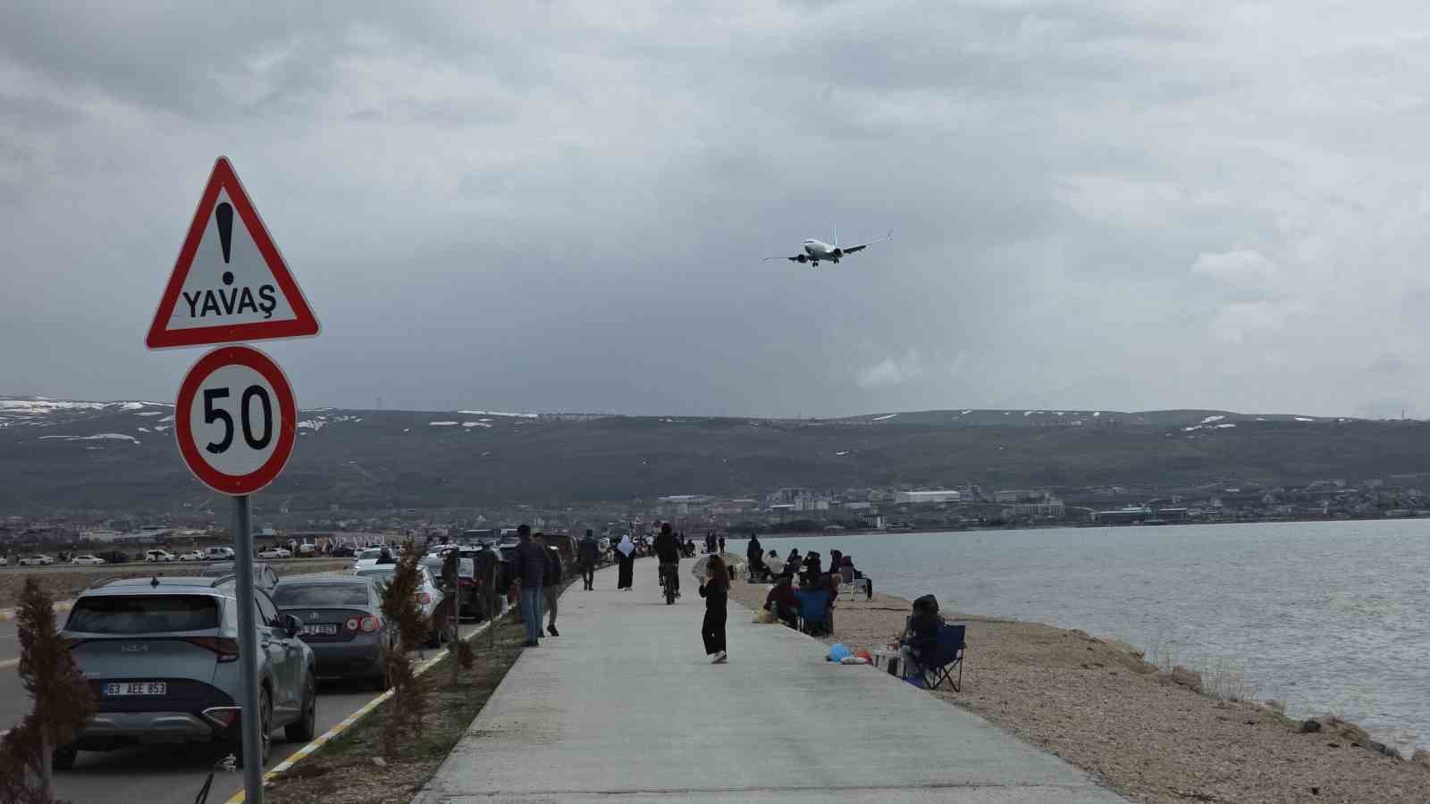 Van’da sıcak havayı fırsat bilen vatandaşlar sahile akın etti
