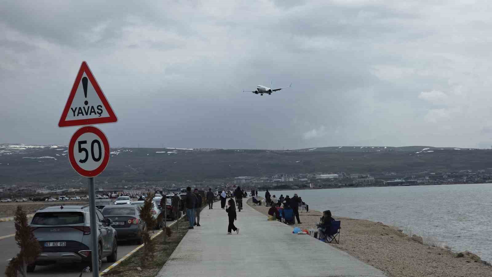Van’da sıcak havayı fırsat bilen vatandaşlar sahile akın etti
