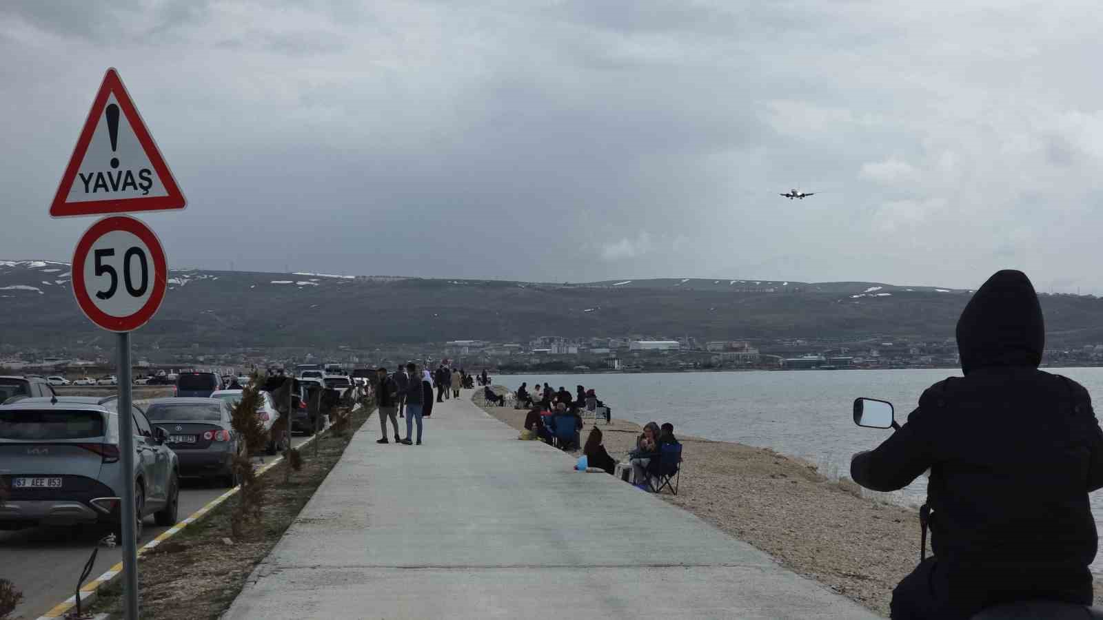 Van’da sıcak havayı fırsat bilen vatandaşlar sahile akın etti
