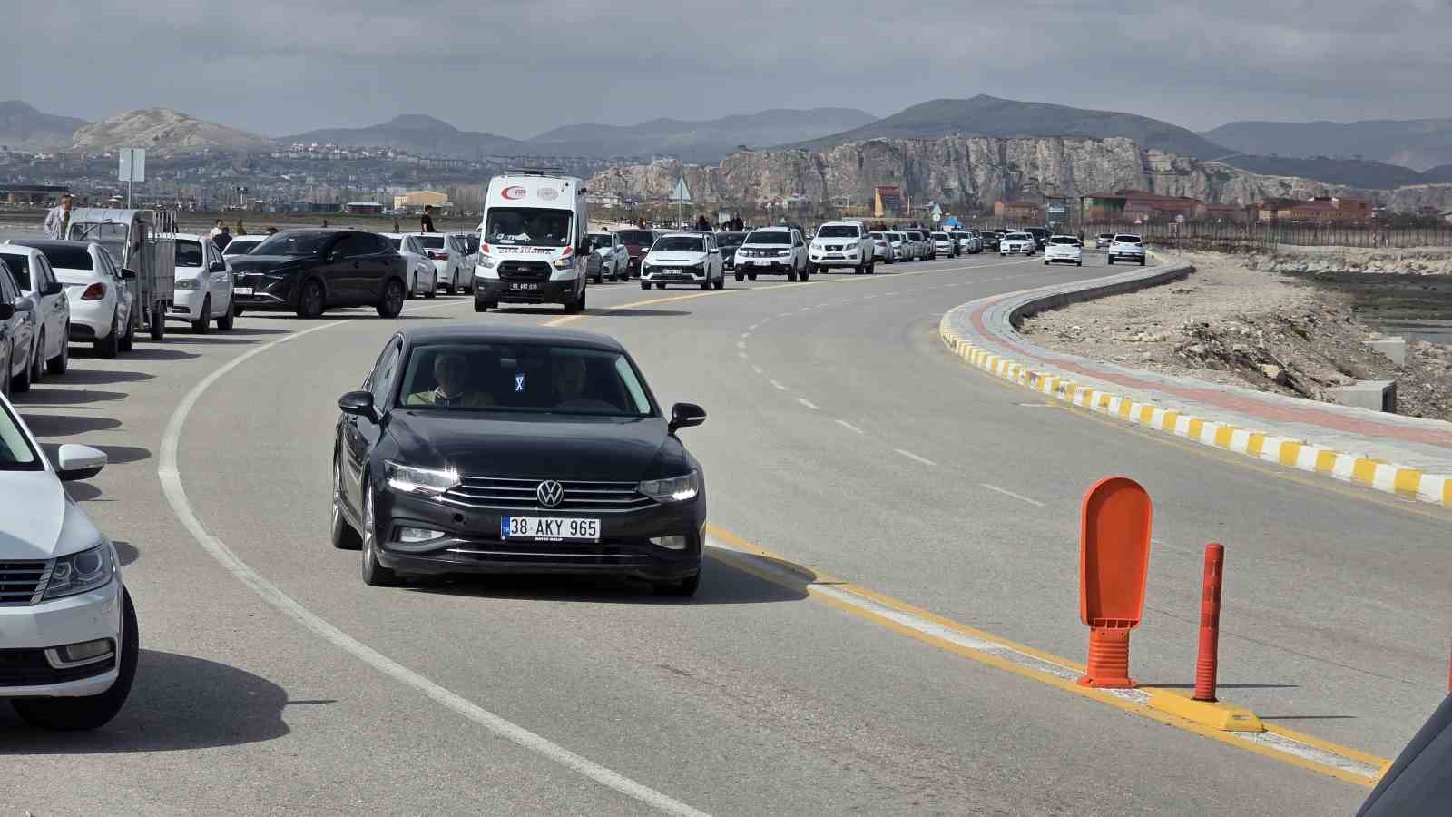 Van’da sıcak havayı fırsat bilen vatandaşlar sahile akın etti
