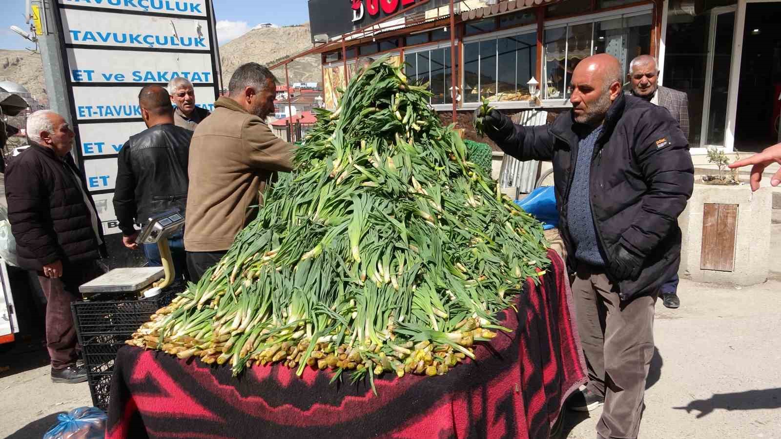 Van’da şifa kaynağı ‘çiriş otu’ tezgahlardaki yerini aldı
