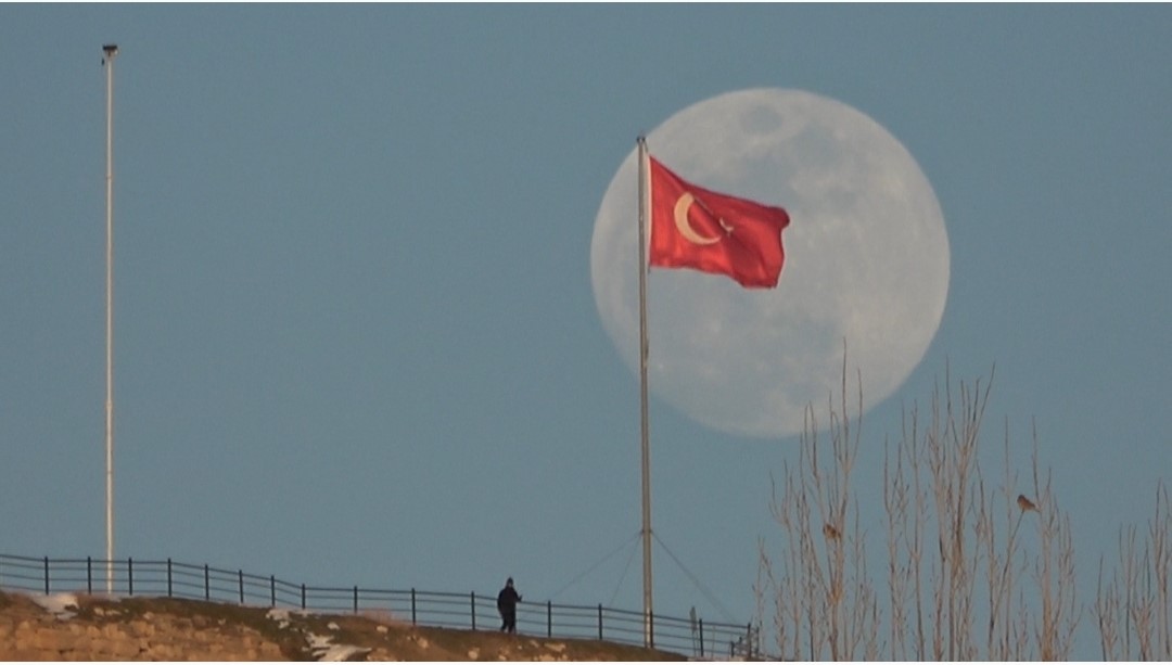 Van’da tarih ile dolunayın buluşması görsel şölen sundu
