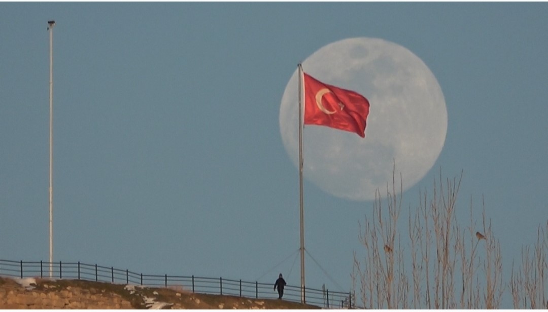 Van’da tarih ile dolunayın buluşması görsel şölen sundu
