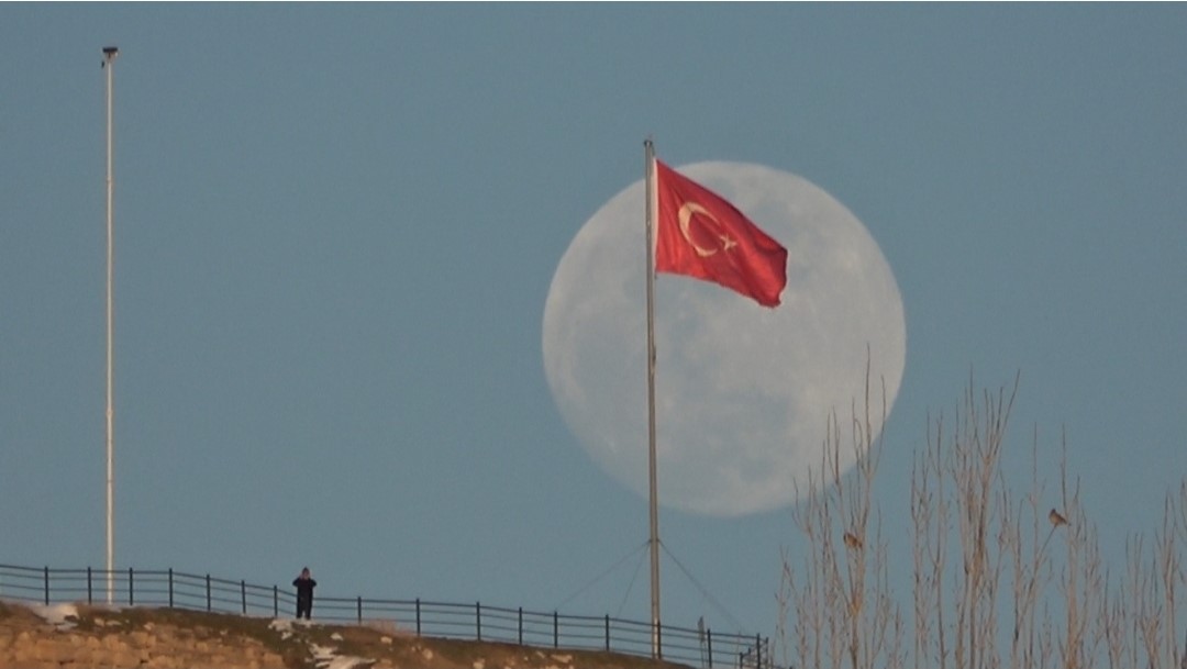 Van’da tarih ile dolunayın buluşması görsel şölen sundu
