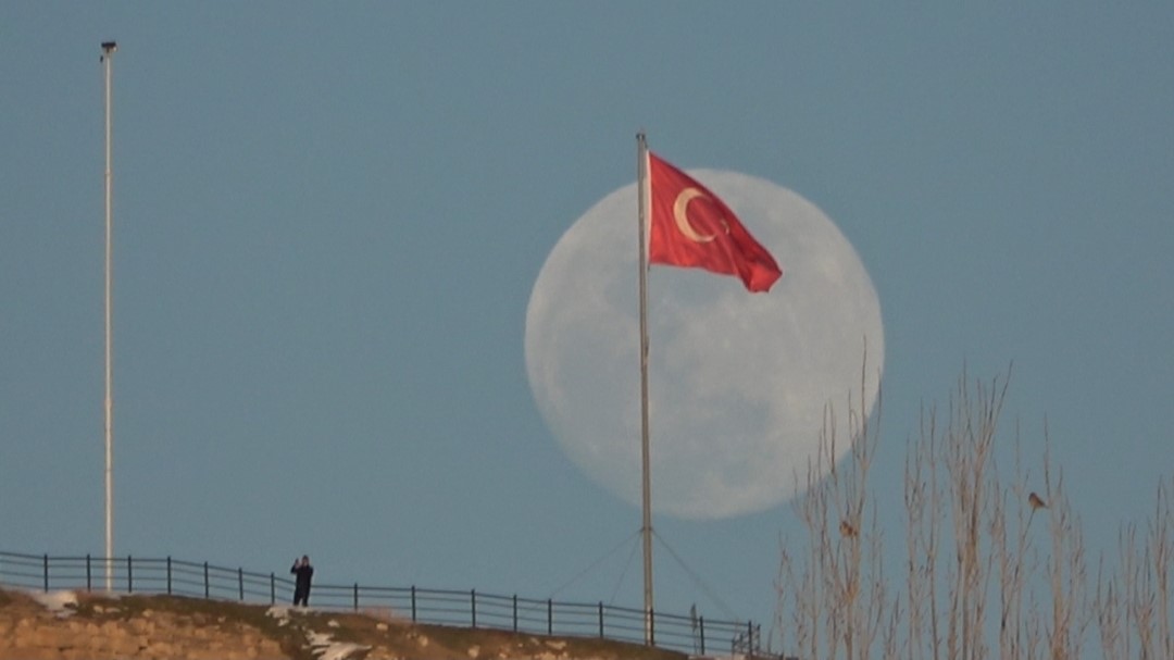 Van’da tarih ile dolunayın buluşması görsel şölen sundu

