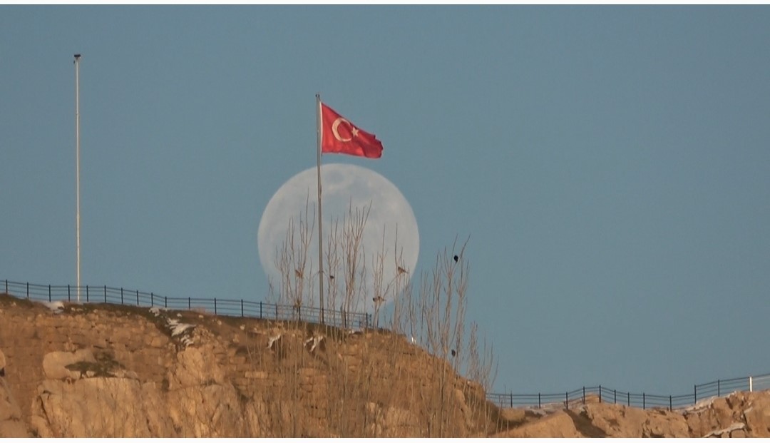 Van’da tarih ile dolunayın buluşması görsel şölen sundu
