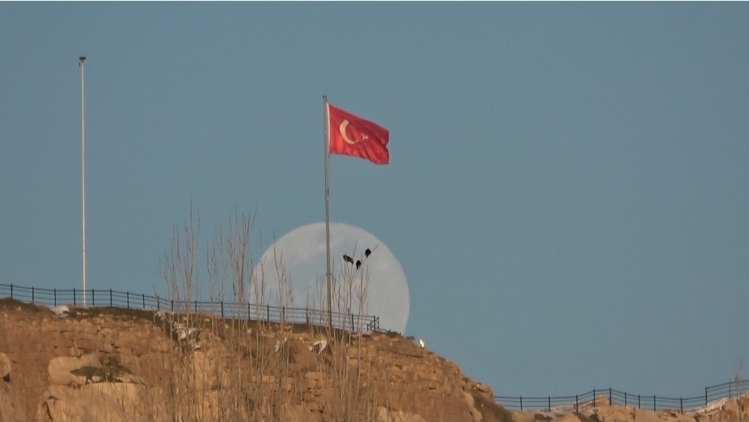 Van’da tarih ile dolunayın buluşması görsel şölen sundu
