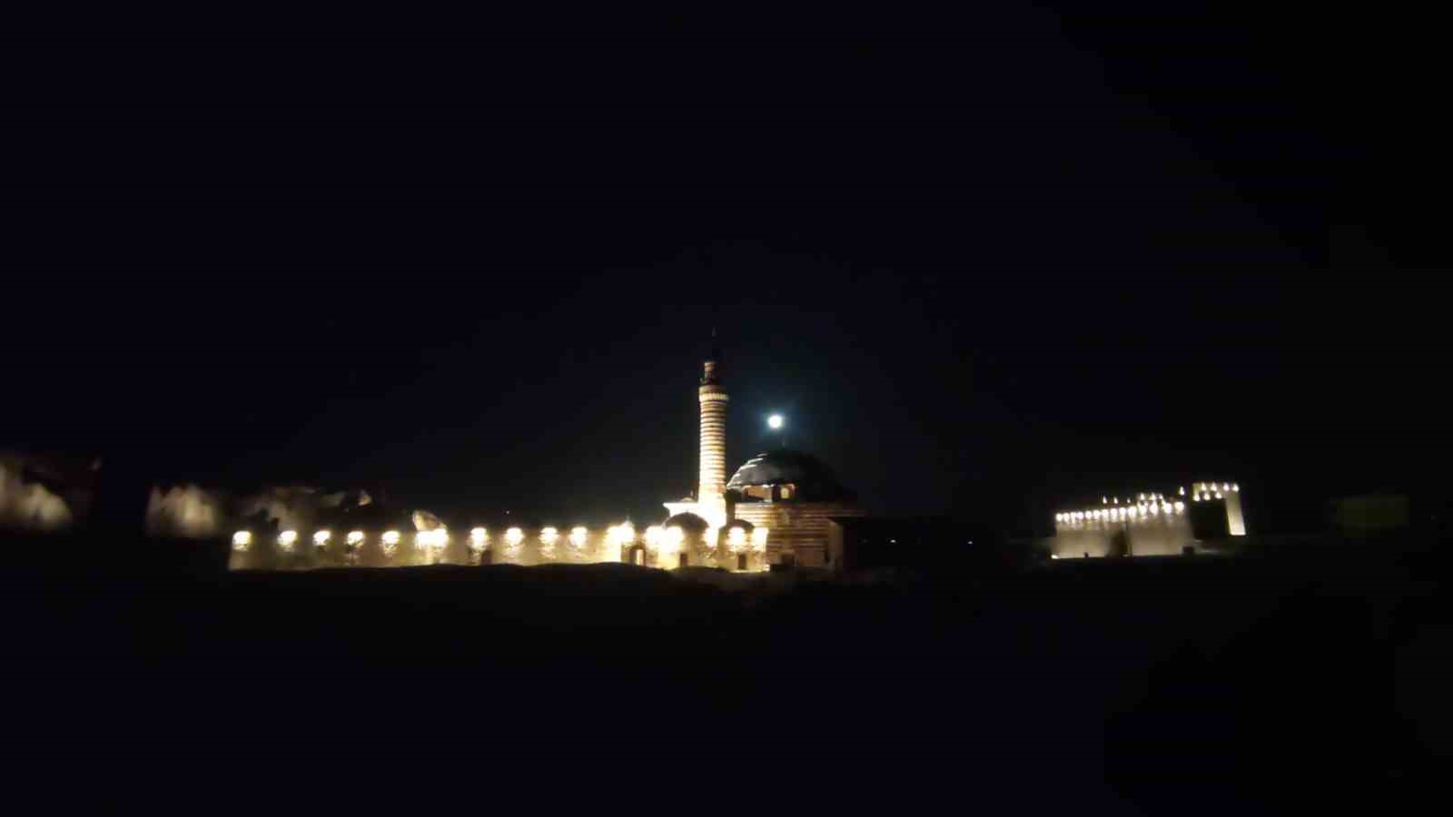 Van’da tarih ile dolunayın buluşması görsel şölen sundu
