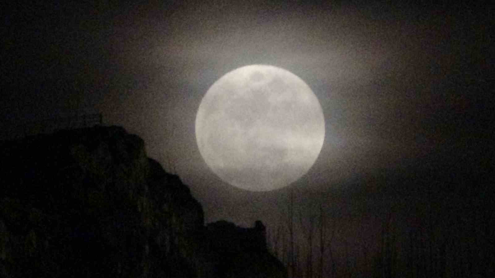 Van’da tarih ile dolunayın buluşması görsel şölen sundu
