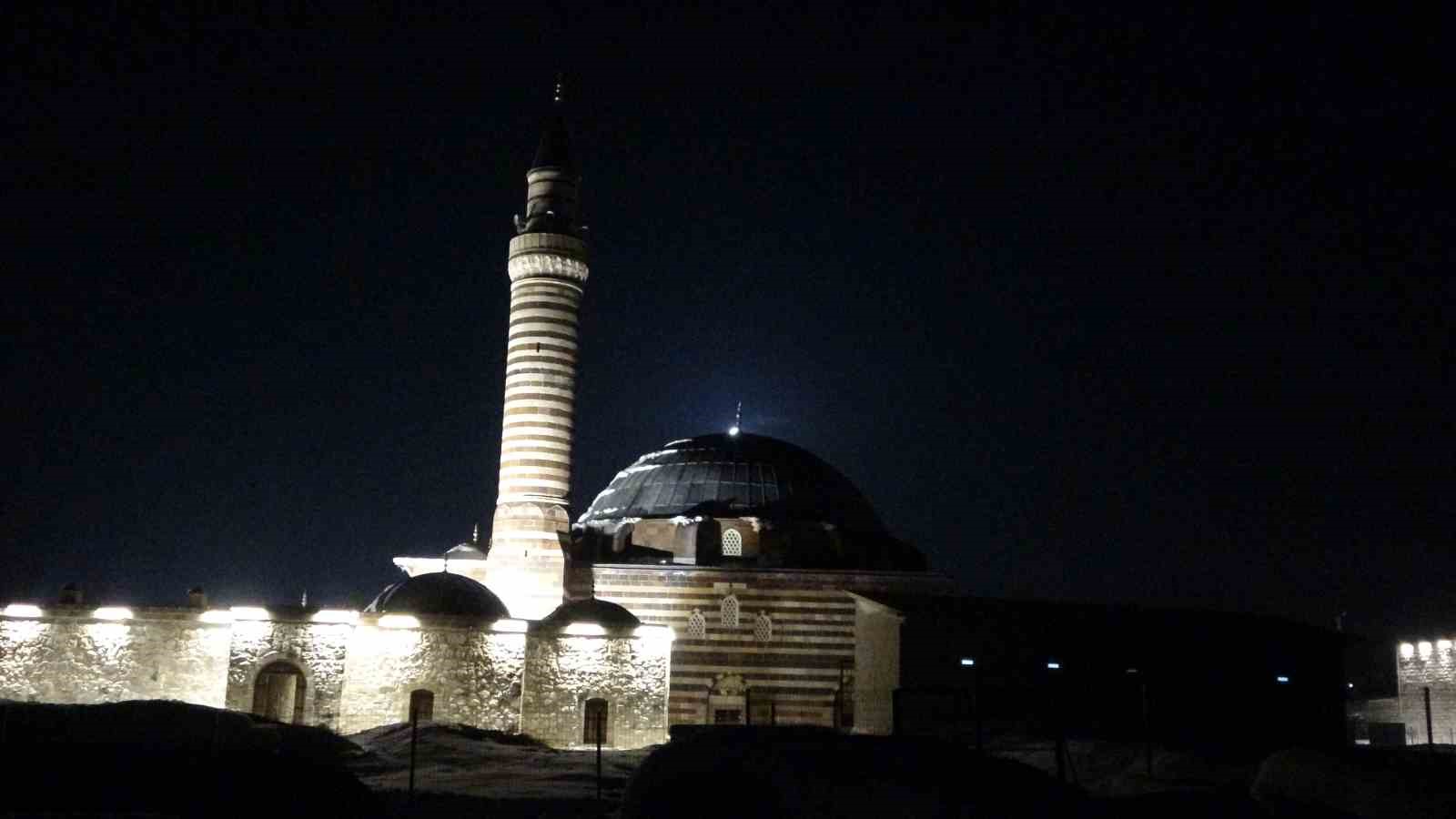 Van’da tarih ile dolunayın buluşması görsel şölen sundu
