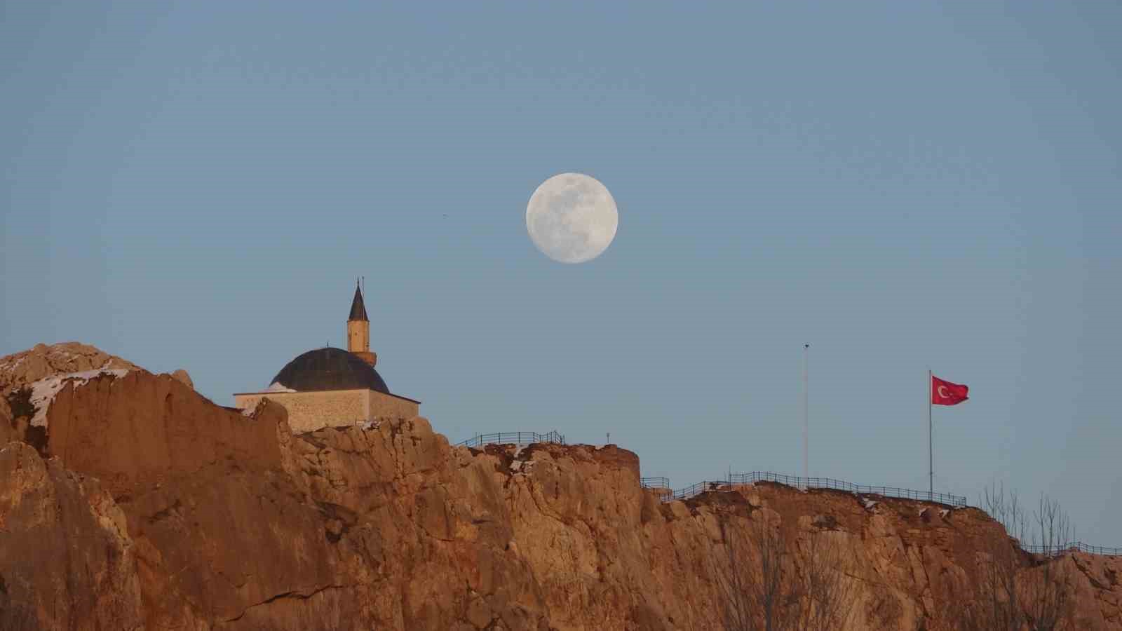 Van’da tarih ile dolunayın buluşması görsel şölen sundu
