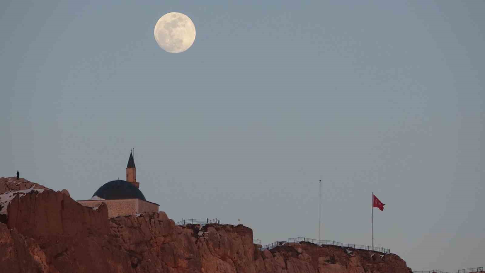 Van’da tarih ile dolunayın buluşması görsel şölen sundu
