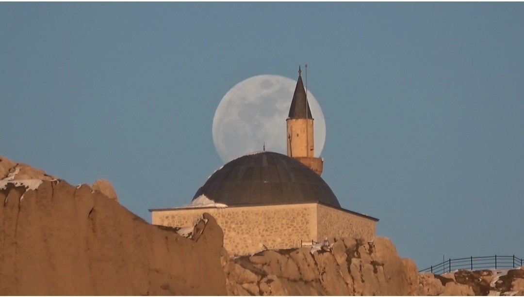 Van’da tarih ile dolunayın buluşması görsel şölen sundu
