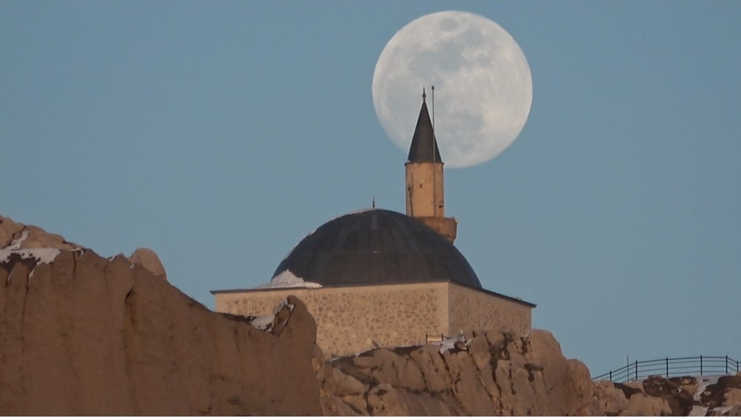 Van’da tarih ile dolunayın buluşması görsel şölen sundu
