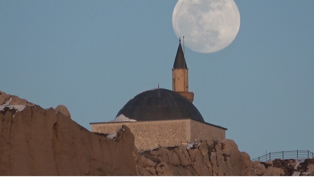 Van’da tarih ile dolunayın buluşması görsel şölen sundu
