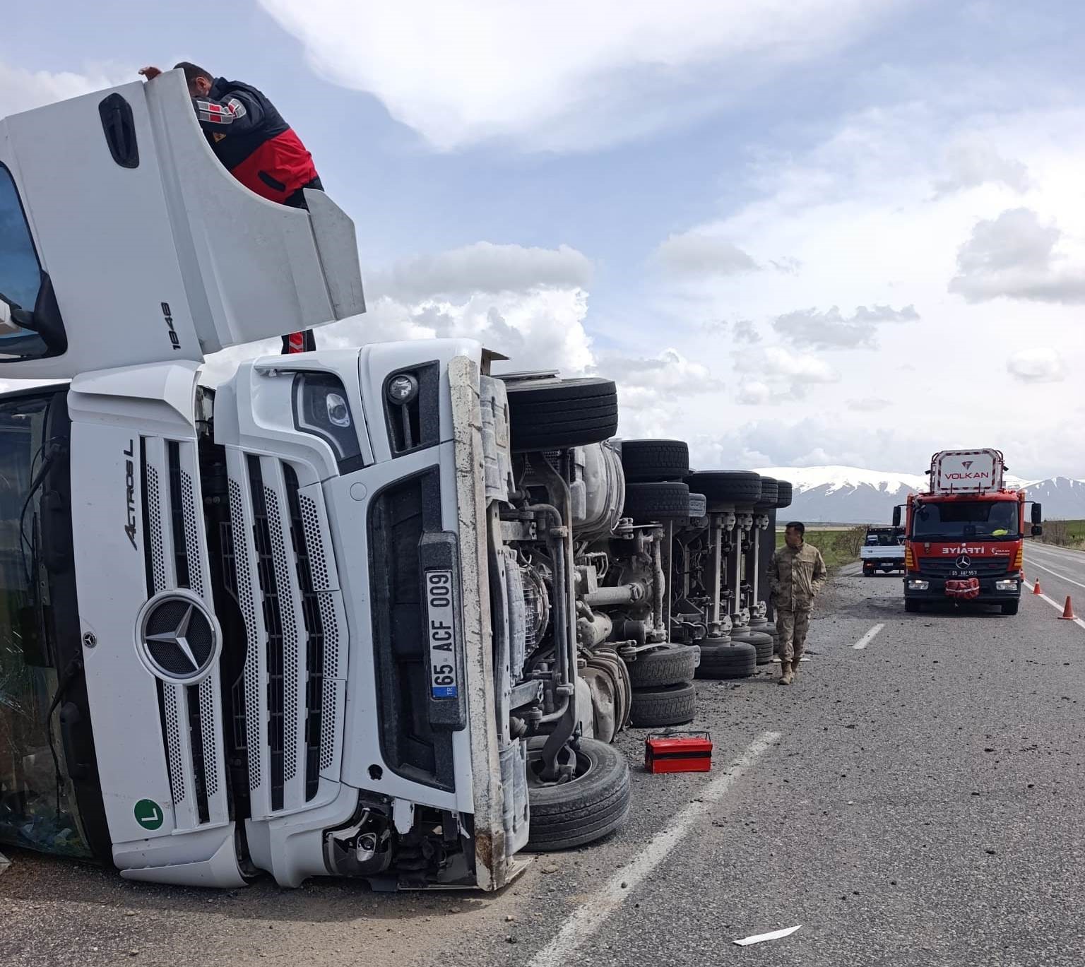 Van’da tır devrildi: 1 yaralı
