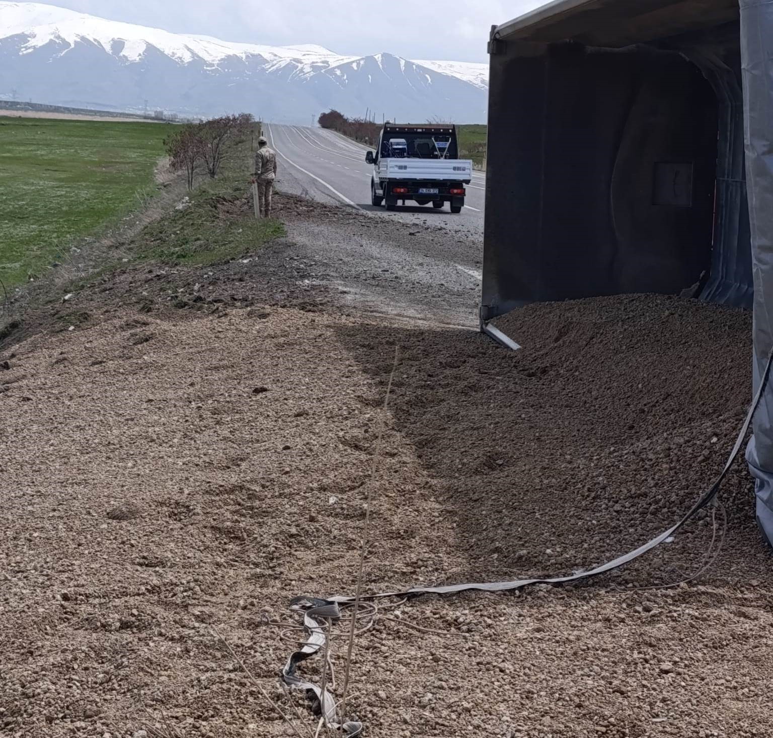 Van’da tır devrildi: 1 yaralı
