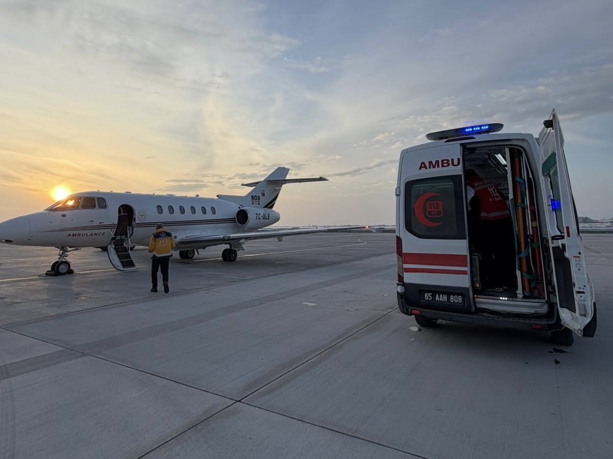 Van’da uçak ambulans bebek hastalar için havalandı
