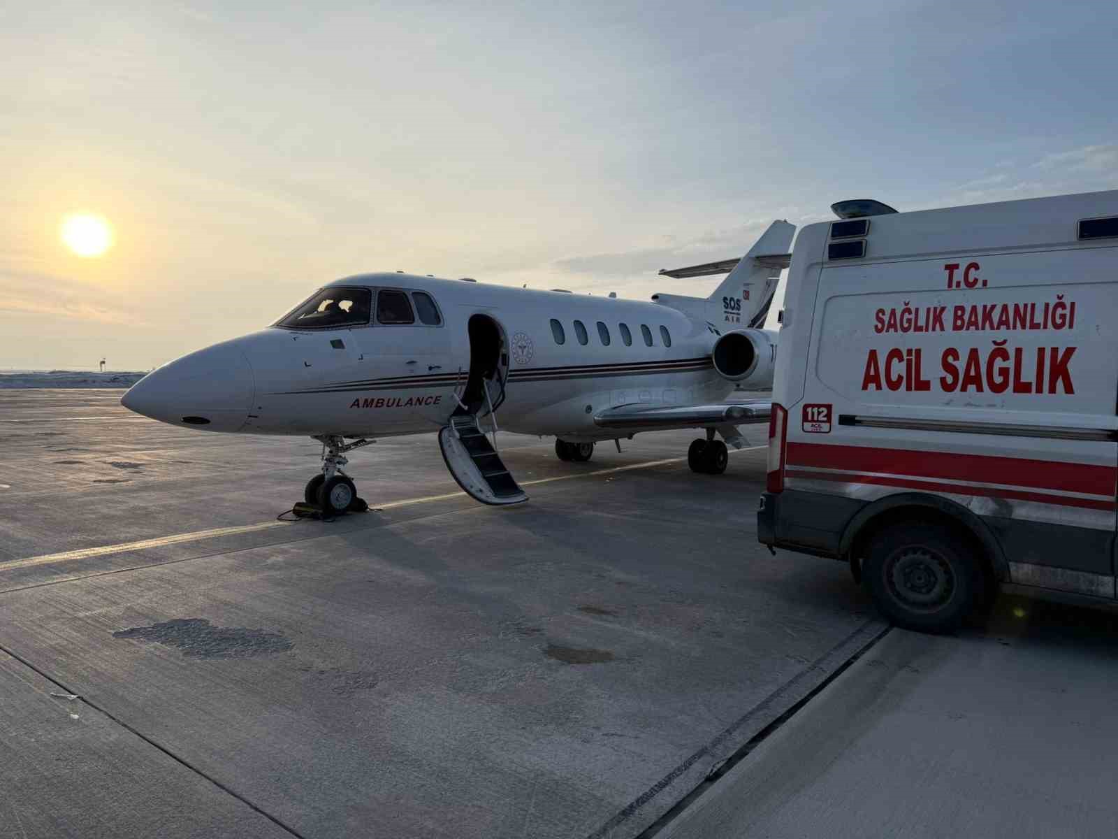 Van’da uçak ambulans bebek hastalar için havalandı
