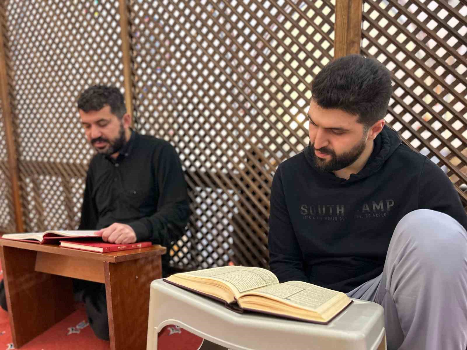 Van’da vatandaşlar itikaf sünneti için camilere kapandı
