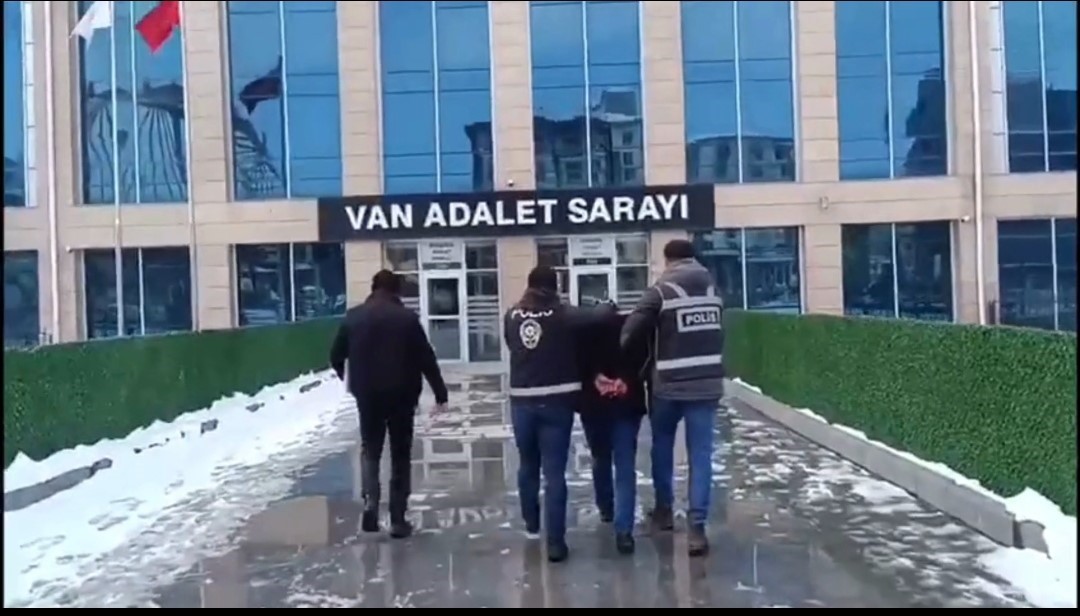 Van’da ’yardım’ bahanesiyle emeklileri ve engellileri dolandıran şüpheli tutuklandı
Van’da ’yardım’ bahanesiyle emeklileri ve engellileri dolandıran şüpheli tutuklandı
