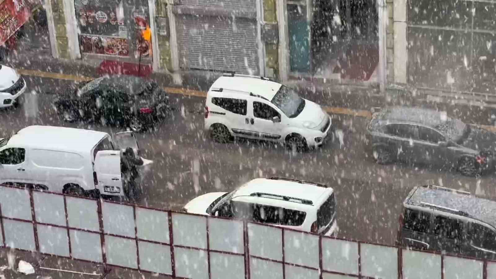 Van’da yoğun kar yağışı etkili oldu
