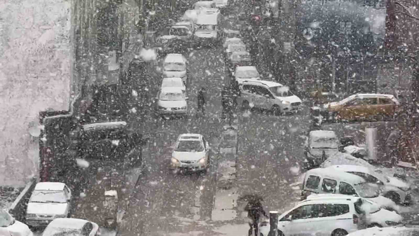 Van’da yoğun kar yağışı etkili oldu
