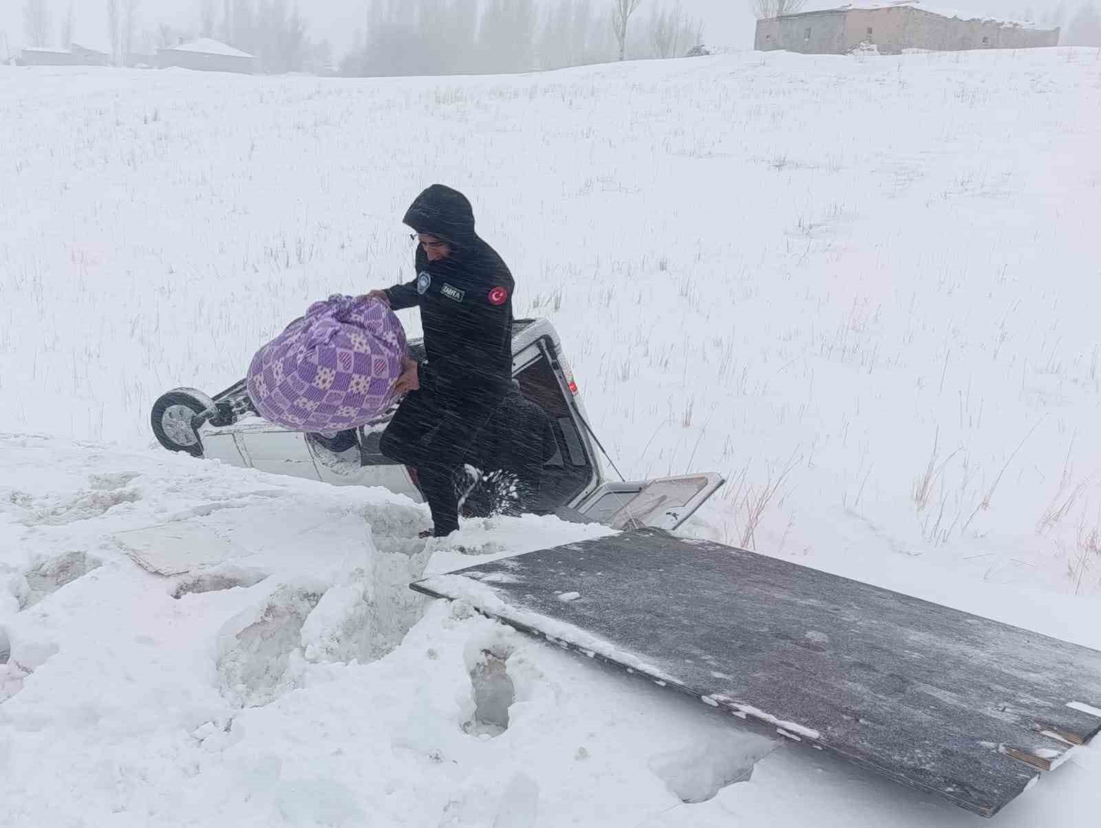 Van’da yoldan çıkan minibus kara saplandı
