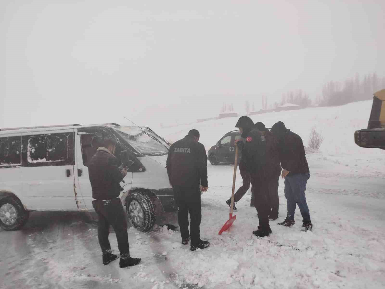 Van’da yoldan çıkan minibus kara saplandı
