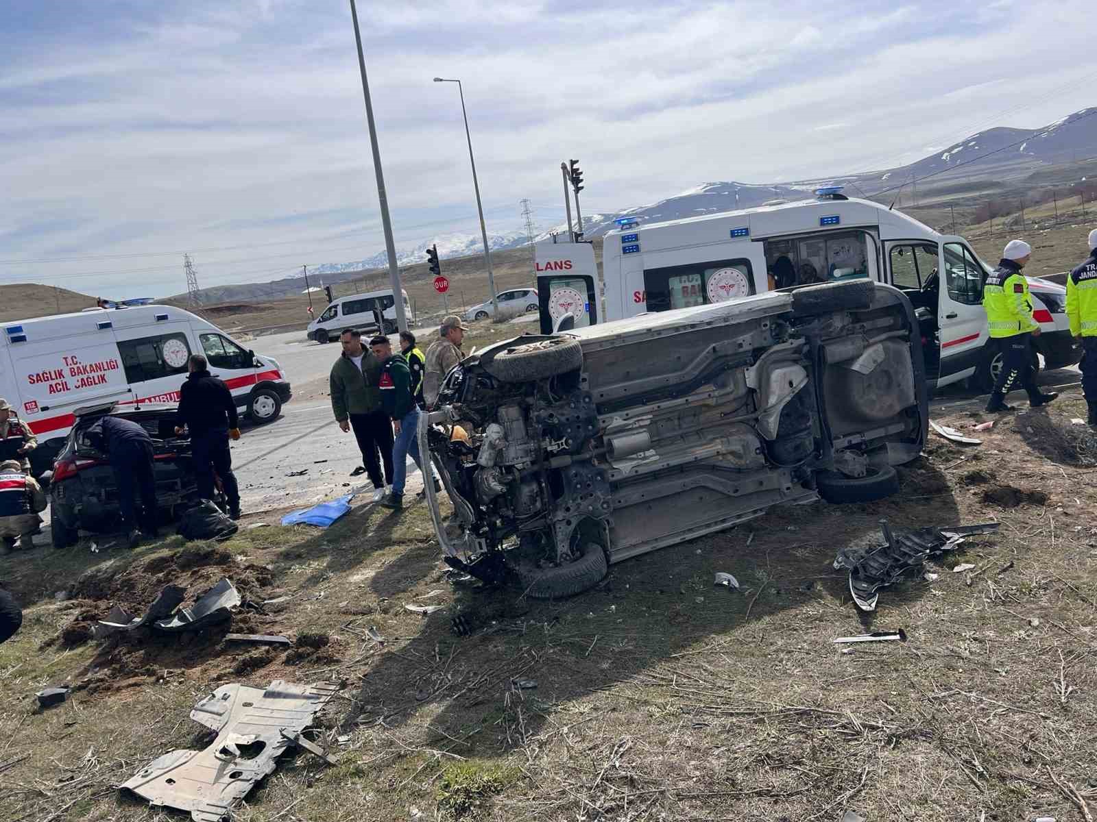 Van’da zincirleme kaza: 4’ü askeri personel 6 yaralı
