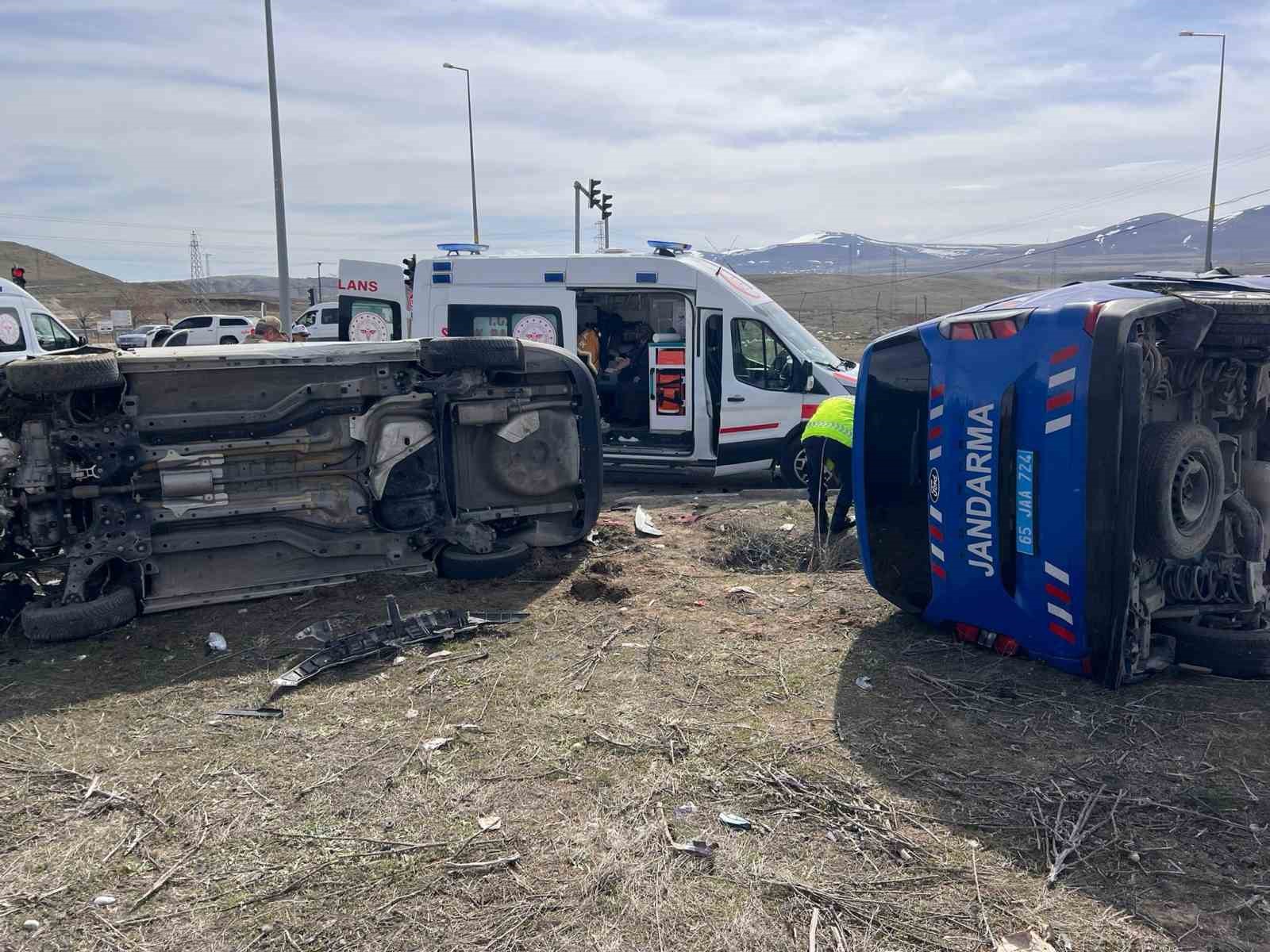 Van’da zincirleme kaza: 4’ü askeri personel 6 yaralı
