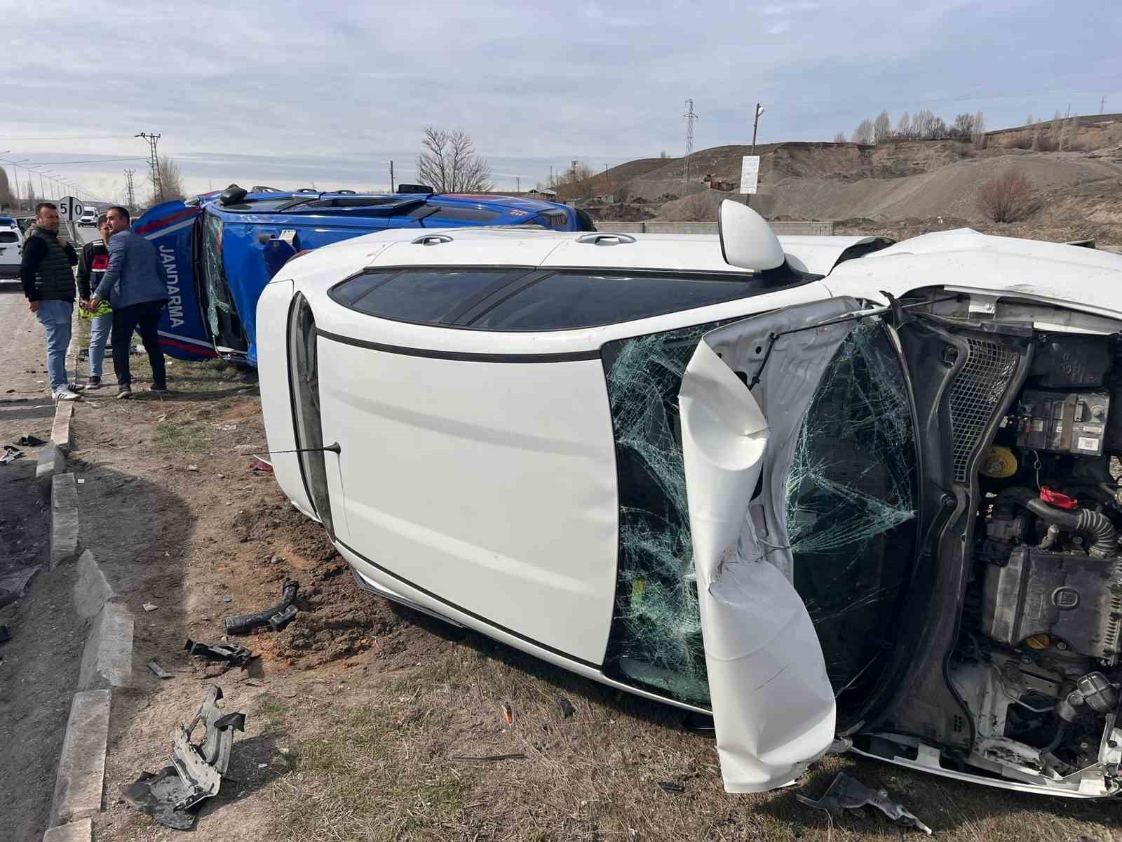 Van’da zincirleme kaza: 4’ü askeri personel 6 yaralı
