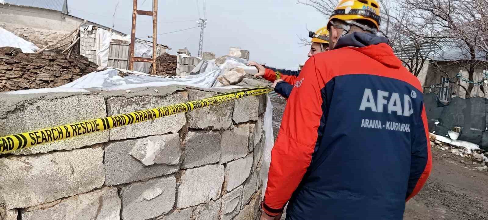 Van’daki depremde bir ahırın duvarı çöktü
