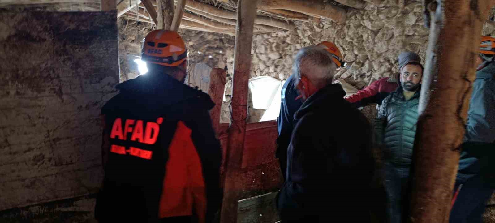 Van’daki depremde bir ahırın duvarı çöktü
